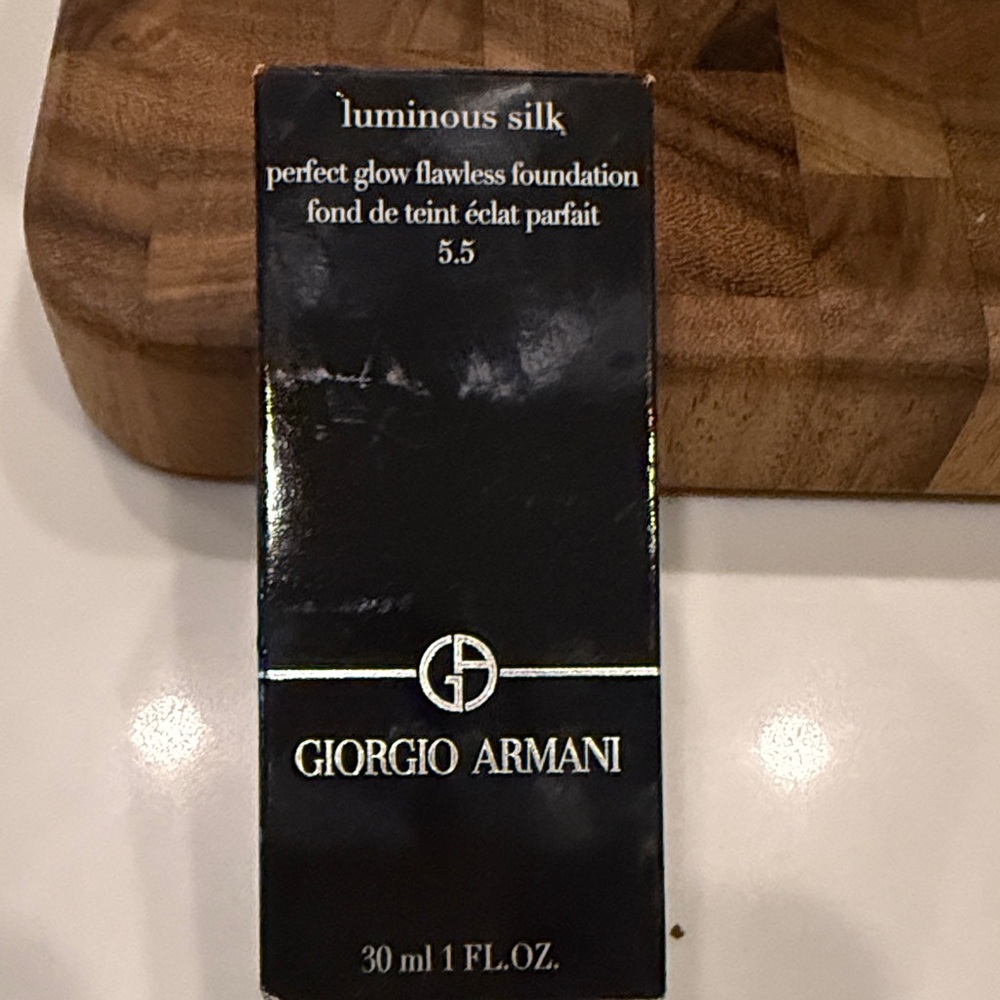 Giorgio Armani Luminous Silk Foundation- color 5.5
